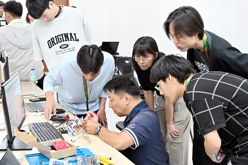 南臺科大師生進行四足機器人的電路製作與硬體實測。