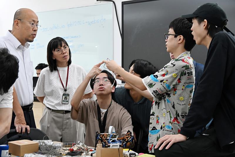跨國學生團隊在老師的協助下共同排除開發過程中的軟硬體問題。