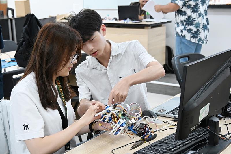 學生專注投入跨國實作。