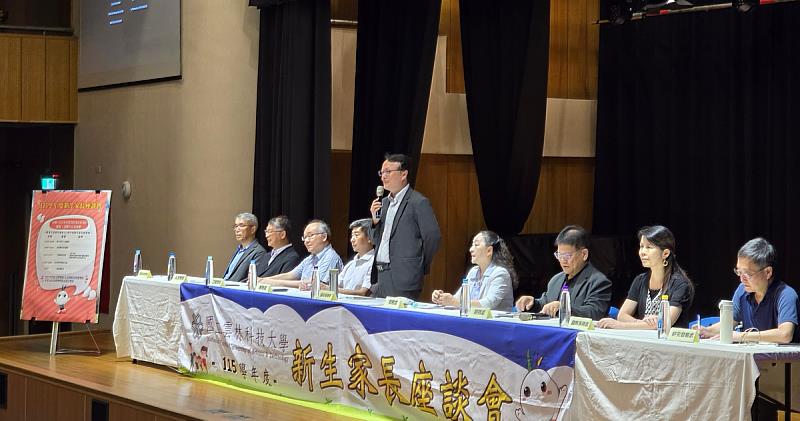 張傳育校長帶領主管歡迎新生加入雲科大。