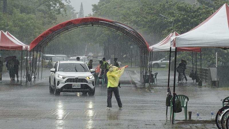 宿委會人員大雨中疏導交通。