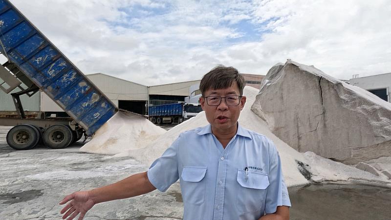 七股鹽場場長李俊宏表示，布袋鹽山會隨天候及原料鹽進出而變化，每次來都可能看到不同風貌，也讓「追鹽」多了一點驚喜。