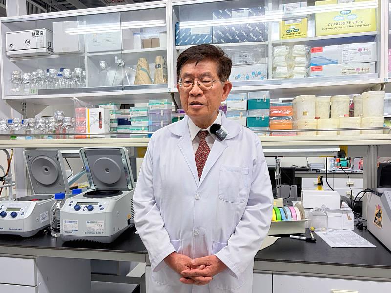 施嘉和教授長期追蹤疫苗接種者的抗體變化,從中發現了過去不易被察覺的「無症狀突破感染」線索。