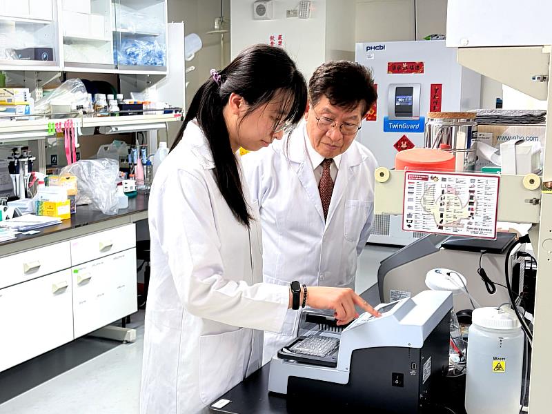 施嘉和教授(右)利用ELISA(酵素結合免疫吸附分析法)測量疫苗接種者血清中anti-N及anti-S抗體效價。