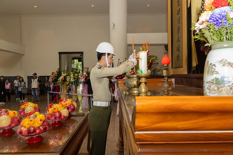現場多位市議員、地區各駐軍部隊官兵、機關團體代表及先烈遺族出席致祭。