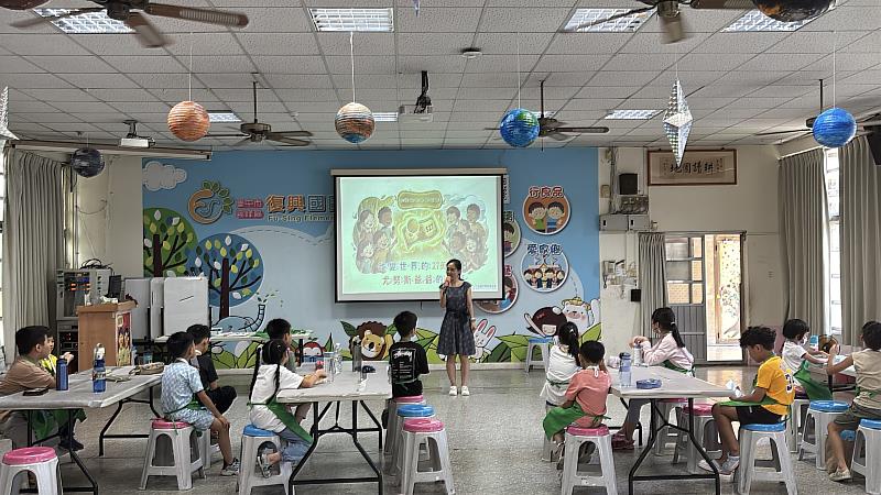 霧峰復興國小校長林欣儀親臨現場鼓勵學童。