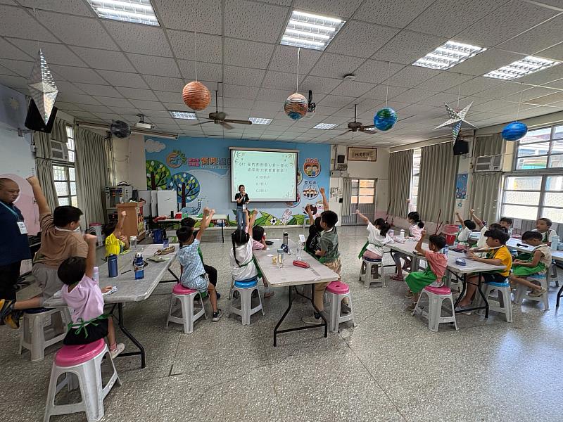 學童們認識穆罕默德‧尤努斯教授與台灣尤努斯基金會。