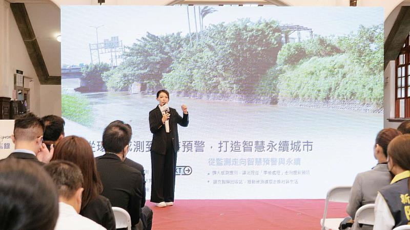 市長高虹安進行簡報。