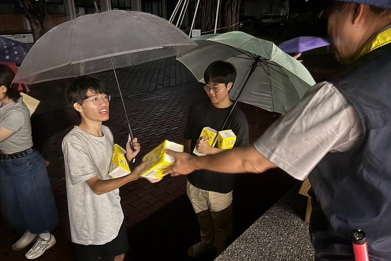 南大延續宿舍防災演練傳統致贈實用衛生紙,讓住宿生在會心一笑中留下深刻防災記憶。