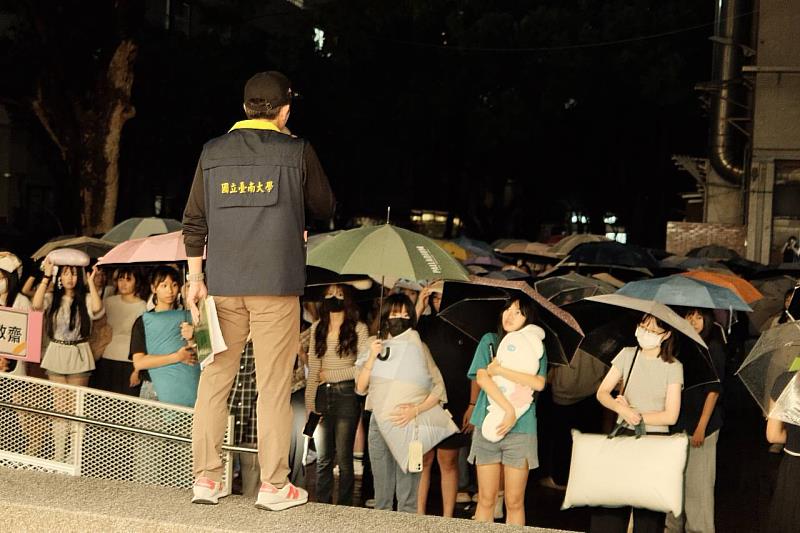 南大校安人員向住宿生說明地震避難與疏散要領,透過實地演練提升學生防災應變能力。