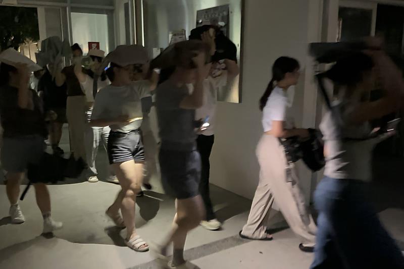南大住宿生不畏風雨依疏散路線完成防災演練,以實際行動熟悉災害應變與逃生要領。