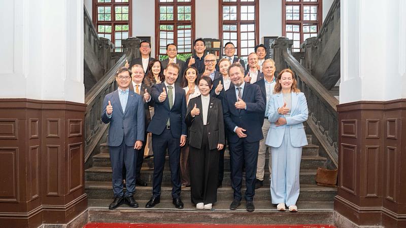 荷蘭弗萊福蘭省率團訪竹市府合影。