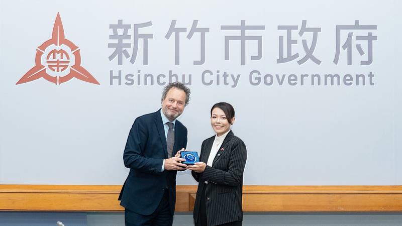市長高虹安與荷蘭弗萊福蘭省經濟事務副省長Toon van Dijk相互交換紀念禮。