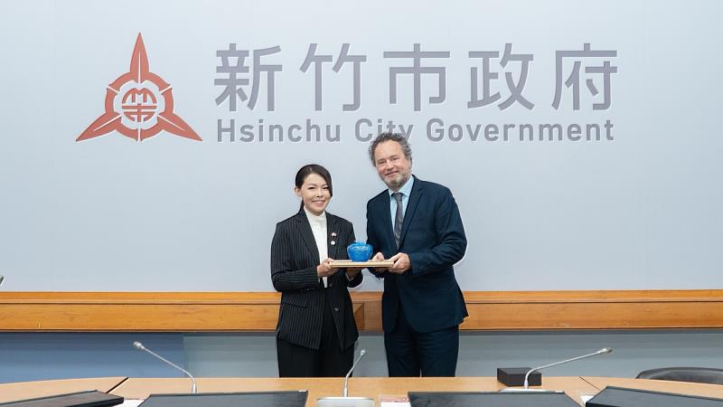 市長高虹安與荷蘭弗萊福蘭省經濟事務副省長Toon van Dijk相互交換紀念禮。