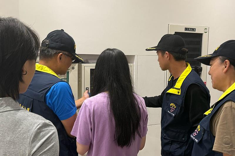 南大校安人員查檢消防受信總機及設備狀況,從日常巡查落實宿舍安全維護工作。