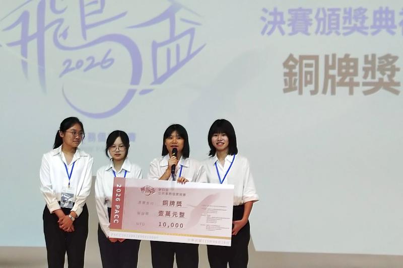 南大行管系大一生以「翻轉垃圾車形象」創意提案,讓垃圾車化身城市溫馨風景,勇奪飛鳶盃銅牌。