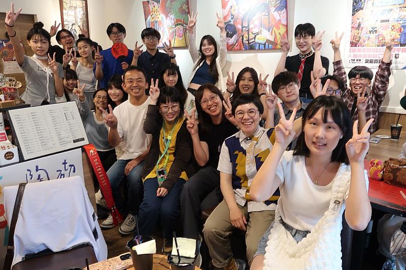 南大戲劇師生走訪南小軒咖啡館,與陳慧勻導演、翁瑋鴻總幹事交流合影,拓展產業視野。