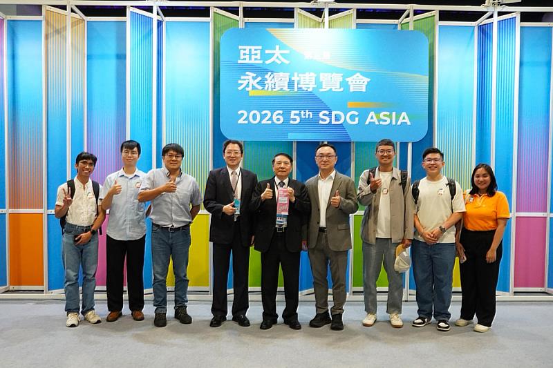 許泰文校長與USR團隊於2026亞太永續博覽會會場合影,持續分享海洋永續實踐成果。