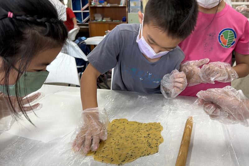 南大USR結合食農教育製作芝麻餅乾,引導學生從動手實作認識芝麻特色,探索在地食材多元應用。