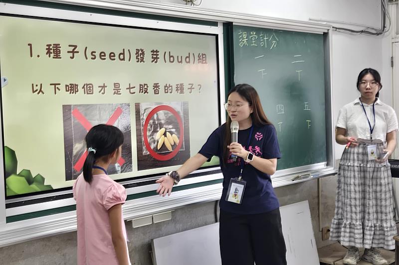 南大USR透過英語融入課程教學,引導學生從主題學習自然接觸英語,打造多元且活潑的學習體驗。