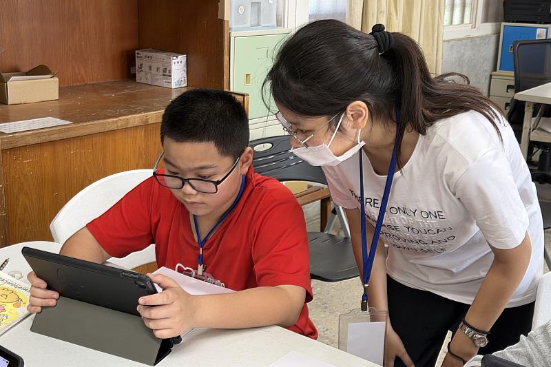 南大USR運用數位學習載具融入課程,帶領學生完成學習任務,培養數位素養與自主學習能力。