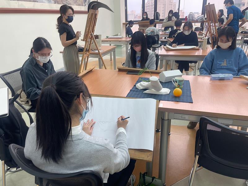 中山醫大通識課程透過素描實作培養美學素養,深化學生的觀察力與醫學人文涵養。