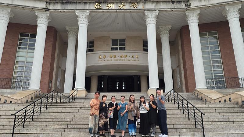 林青玫主任（左4）偕同韓國國際天然染色文化交流協會劉昌旿會長（左1）、昌新大學應用美術系教授尹英淑顧問（左2）、韓國釜山白松天然染色教育院簾在權部長（右1）等貴賓，校園留影，深化天然染色與時尚設計交流。