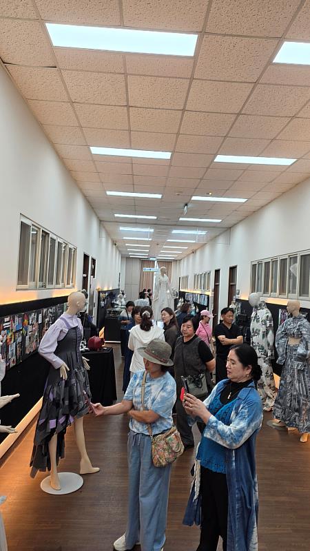 韓國天然染色團隊參訪時尚設計學系成果展示空間,了解師生作品與服裝設計成果,交流臺韓雙方服裝創作與設計理念。