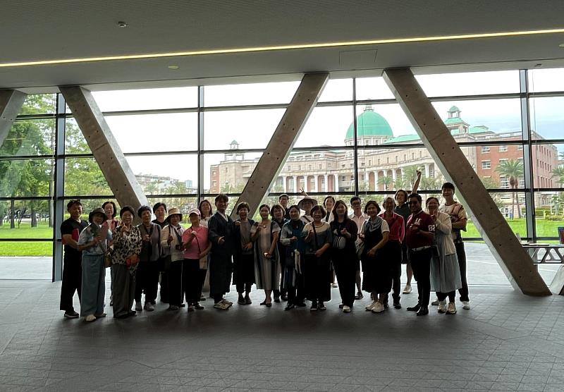 韓國工藝師代表團參訪亞大美術館，感受校園藝術氛圍與設計教育特色。