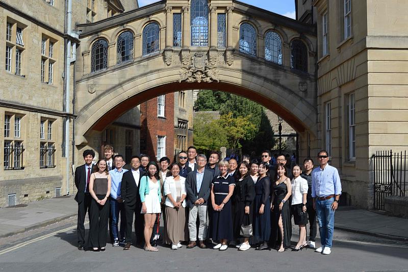 成大EMBA與牛津大學Hertford College國際計畫聯合主任Caroline Rice合影。