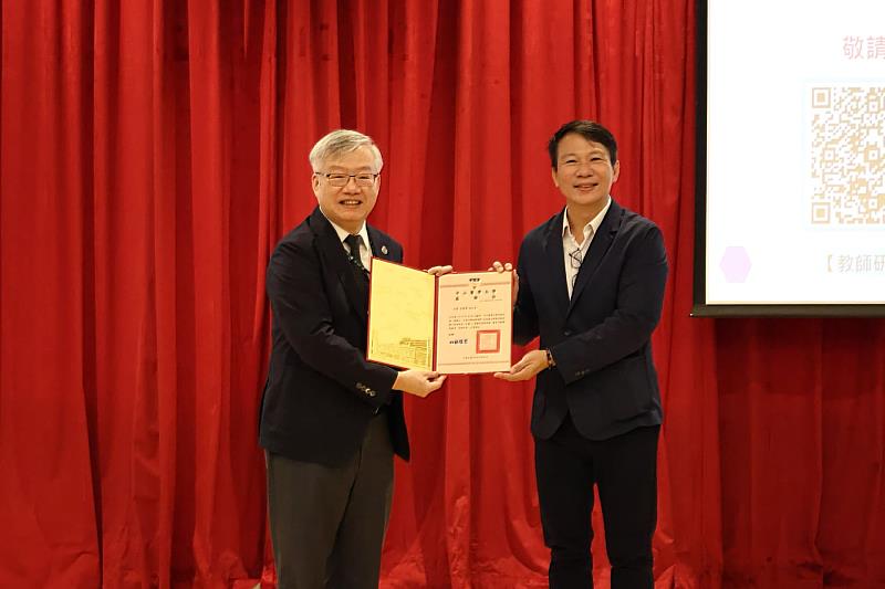 中山醫大校長林俊哲(右)頒發感謝狀予《遠見雜誌》副社長、遠見智庫總編輯李建興(左),感謝分享長期觀察高等教育的經驗與觀點。