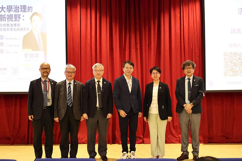 中山醫大邀請《遠見雜誌》副社長、遠見智庫總編輯李建興(右3)分享高教觀察,董事長周英香(右2)、校長林俊哲(右4)及校內主管共同出席。
