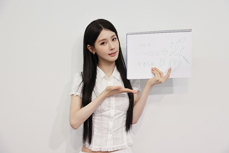 i-dle(아이들)成員主唱薇娟(MIYEON)親筆以中文邀請粉絲來現場見證她登上《HER VOICE》舞台。(照片:CUBE Entertainment 提供)