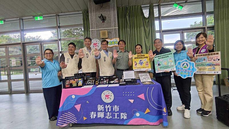 林副市長與春暉志工合力宣傳校園反毒。