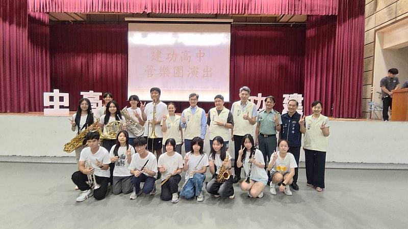 林副市長與建功高中管樂團表演學生合影。