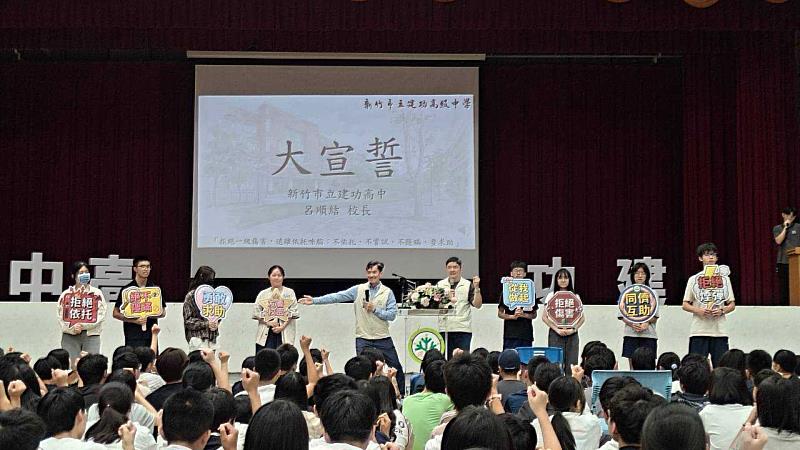 林副市長、呂校長及學生進行大宣誓。