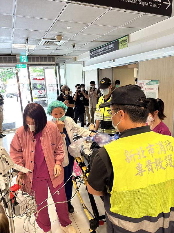 大量熱傷害傷患送醫,亞東醫院急診檢傷分類作業。(演練)