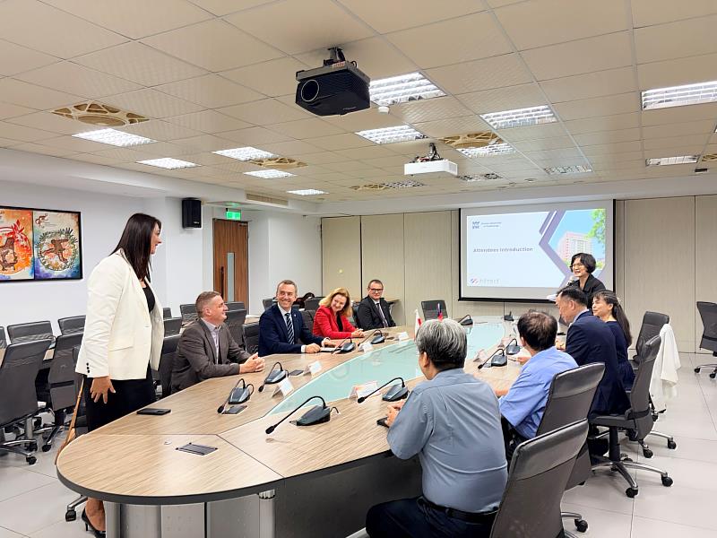 南臺科大與波蘭克拉科夫理工大學師長進行跨國交流。
