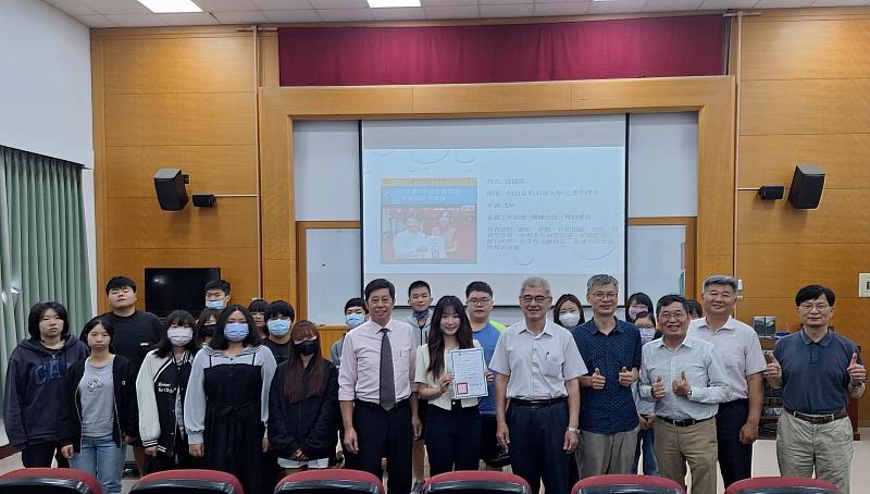 校友徐翊喬與企管系師生合照。(圖/中信科大提供)