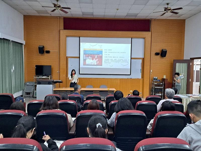 校友徐翊喬分享金融業工作經驗。(圖/中信科大提供)