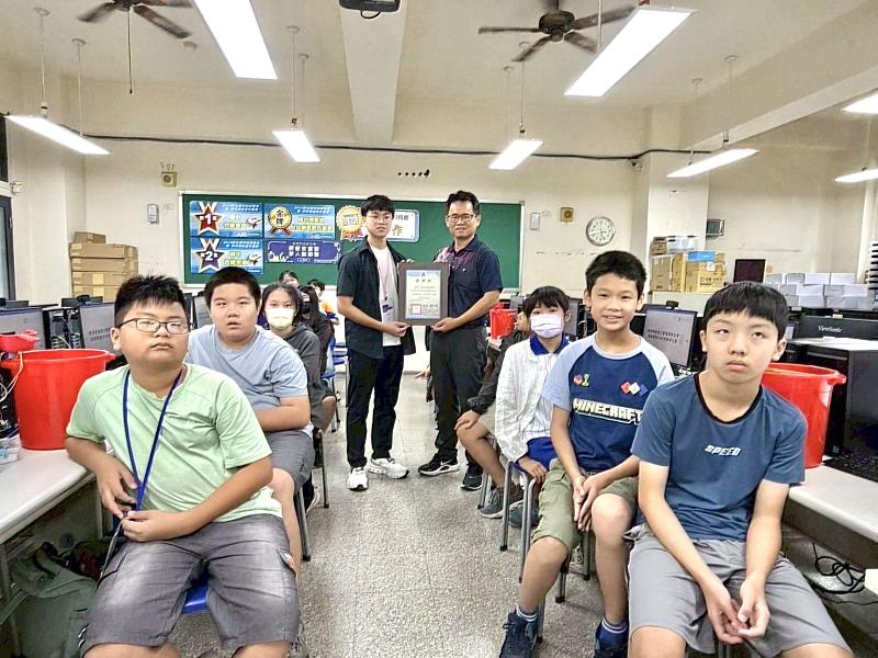 員林國中劉仁傑校長(中右)致贈感謝狀予Sigma教育團,感謝暨大與團隊辦理兩天精彩的營隊。