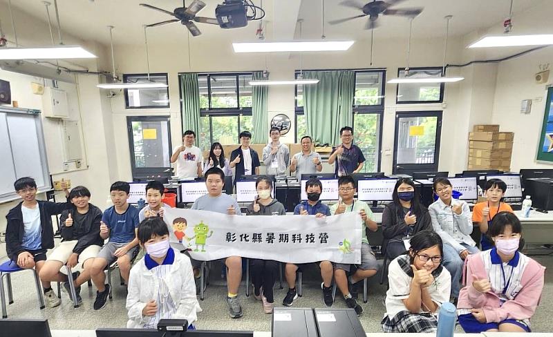 暨大科技學院楊智其副教授(後排右2)蒞臨營隊,祝福學生在營隊後收穫滿滿。