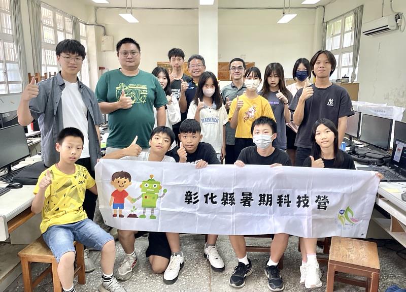 北斗國中吳炳連校長(後排中左)、科技學院USR鄭登允博士後研究員(2排左2)一同於營隊結束後合影。