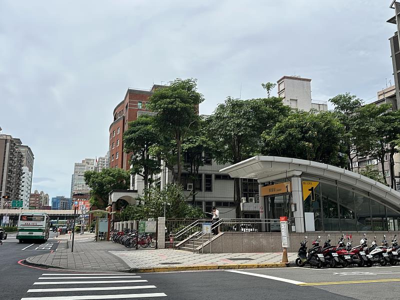 信義房屋三重重新店主任陳毅峻表示，三重房價近年持續墊高，捷運站周邊公寓2、3樓等熱門樓層，單價每坪40萬元已不容易買到。