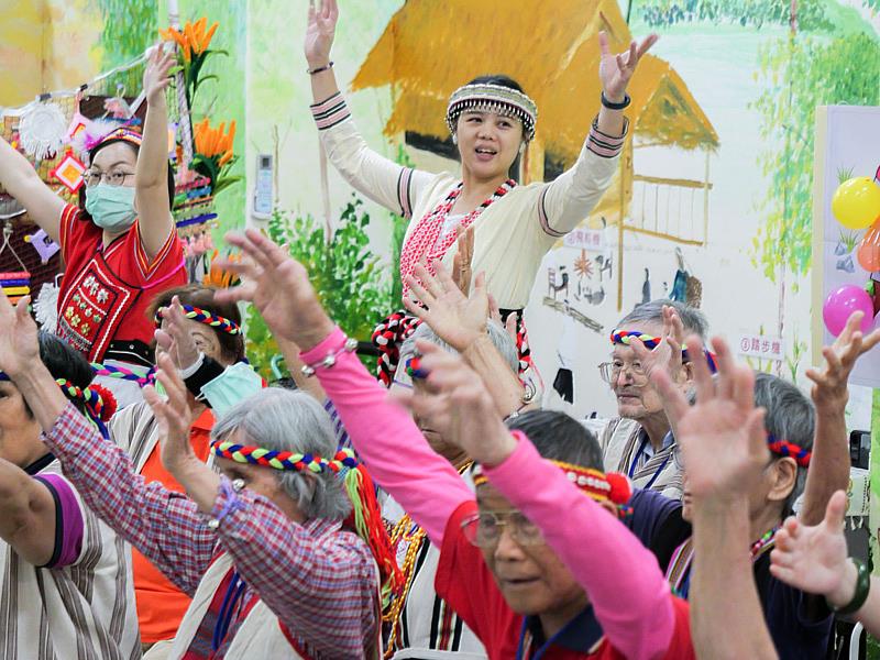 門諾基金會壽豐力百海日照中心，同仁跳著「我們都是一家人」，行動不便的長輩們坐在椅子上一同舉起雙手，現場氛圍溫馨動人。