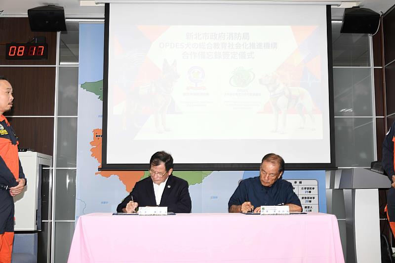 局長陳崇岳(左)、澤田和裕老師(右)雙方簽署合作備忘錄。