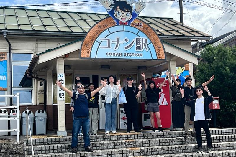 亞大數媒系師生踏查鳥取「柯南車站」，實地見證動漫IP帶動地方創生。