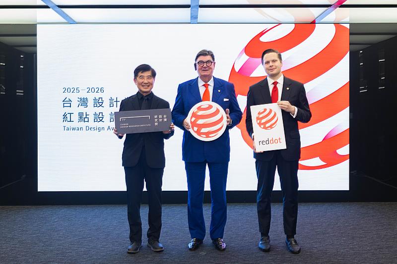 Red Dot創辦人暨執行長Pf. Dr. Peter Zec（中)，讚嘆本展台灣設計成果，尤其首度新增「遊戲與串流 Gaming and Streaming 」類別的獲獎之作。