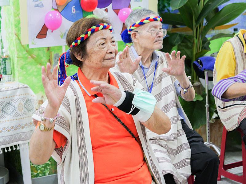 80多歲的客家新同學吳阿姨，深深投入在「一起『瘋』年祭」活動中。