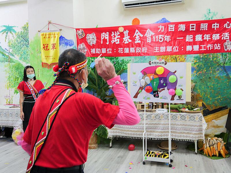 平時上課阿公可能會打瞌睡，但當日拿起飛標「獵山豬」時，精神都來了。
